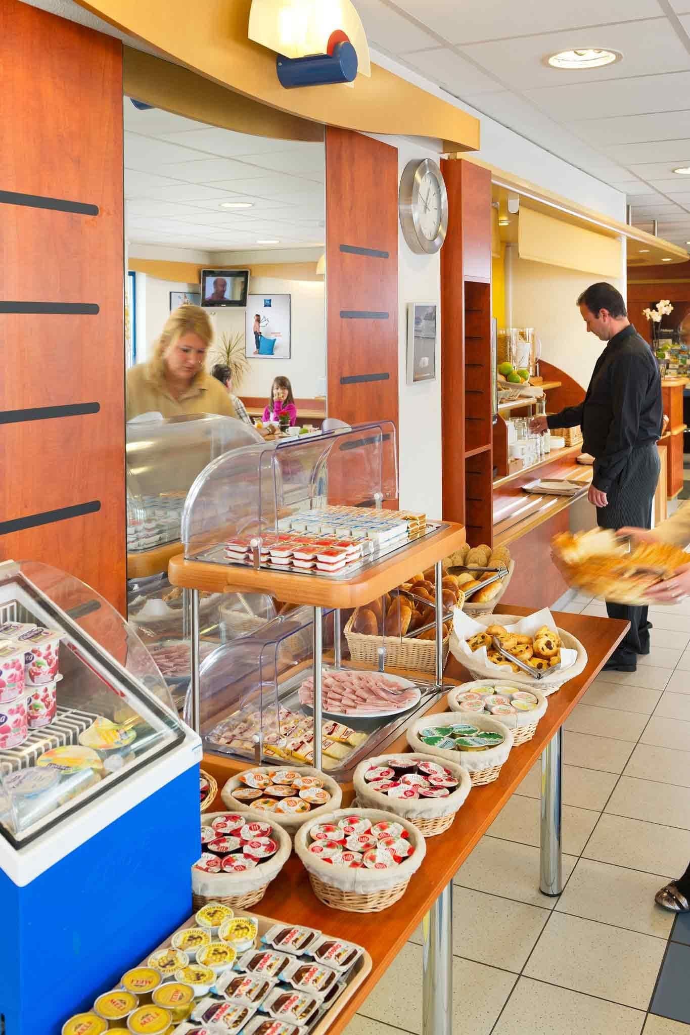 Un espace buffet où divers plats sont présentés dans des paniers et des récipients.