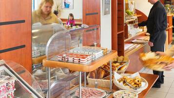 Desayuno buffet (EUR 10 por persona)