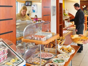 Se ofrece un desayuno bufé todos los días (por un coste adicional)