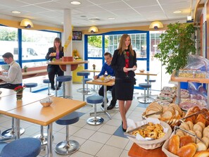 Tägliches Frühstücksbuffet gegen Gebühr