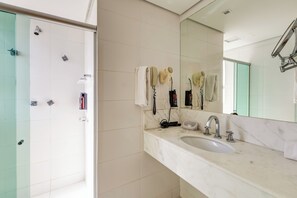 Deluxe-Zweibettzimmer | Badezimmer | Dusche, kostenlose Toilettenartikel, Haartrockner, Handtücher