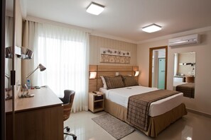 Deluxe-Doppelzimmer | Hochwertige Bettwaren, Minibar, Zimmersafe, Schreibtisch