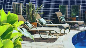 Piscina externa, funciona das 7h às 22h, guarda-sóis, espreguiçadeiras