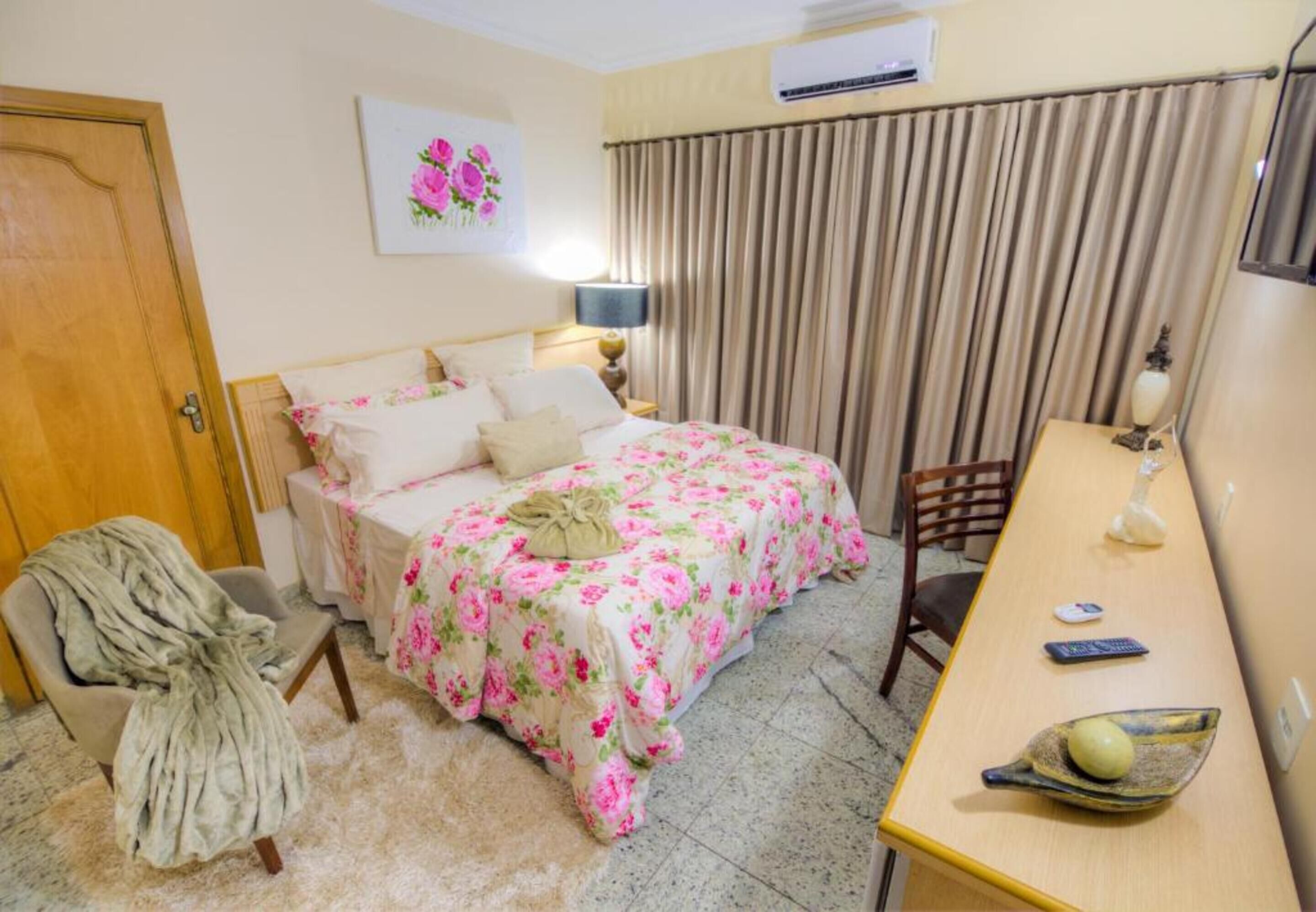 Habitación Deluxe, 1 cama Queen size | Ropa de cama de alta calidad y minibar 