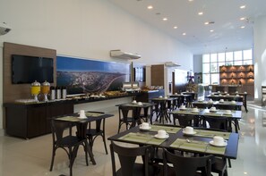 Desayuno buffet diario (BRL 42.90 por persona)