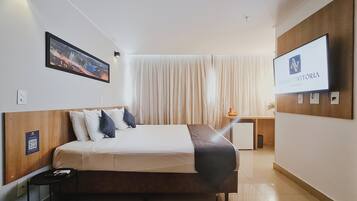 Quarto triplo luxo | Frigobar, cofres nos quartos, espaço de trabalho para notebook