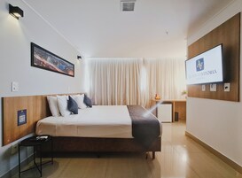 Habitación triple Deluxe | Minibar, caja fuerte, espacio para trabajar con un portátil