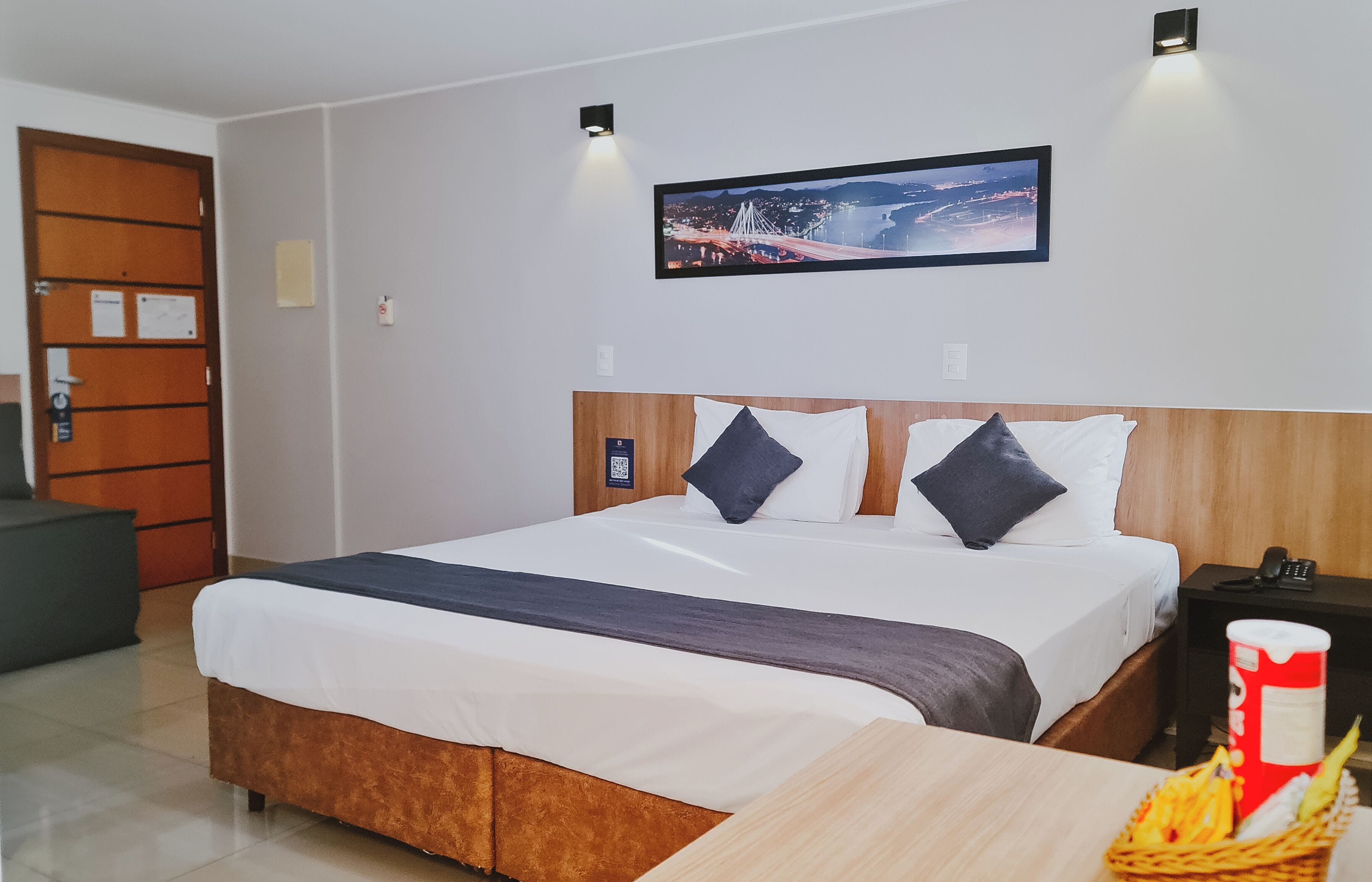 Quarto triplo luxo | Frigobar, cofres nos quartos, espaço de trabalho para notebook