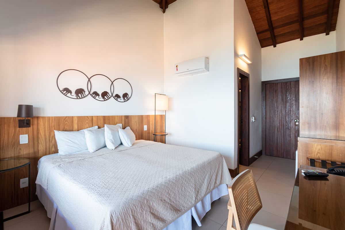 Roupas de cama premium, frigobar, cofres nos quartos, escrivaninha