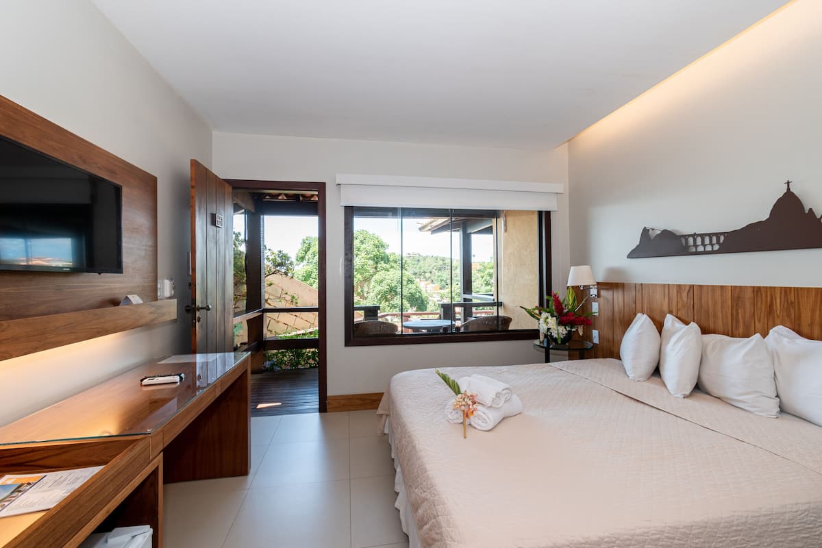 Roupas de cama premium, frigobar, cofres nos quartos, escrivaninha
