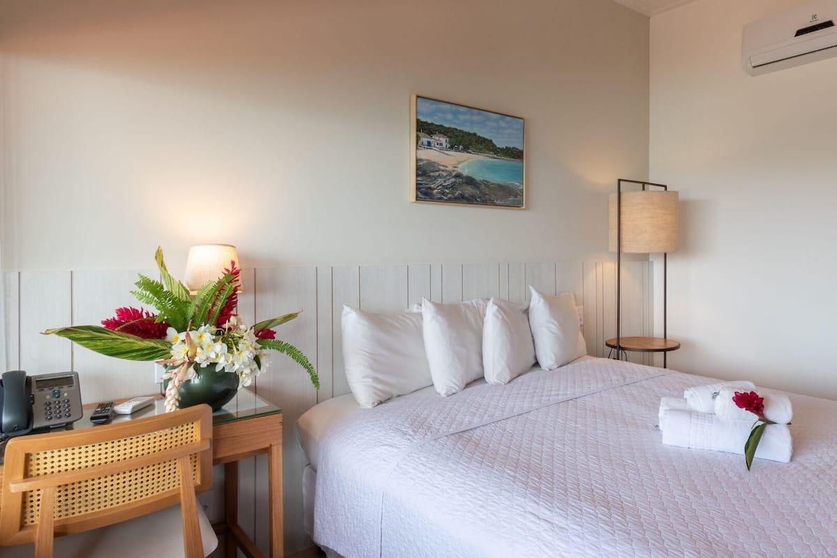 Luxe beddengoed, een minibar, een kluis op de kamer, een bureau