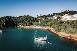 On the beach, white sand, sun-loungers, beach umbrellas - Hotel Ville La Plage & Beach Club (Búzios)