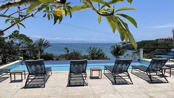 AuĂenpool, LiegestĂŒhle