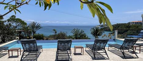 Piscine extérieure, chaises longues