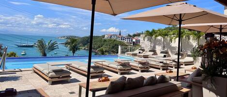 Piscina externa, espreguiçadeiras