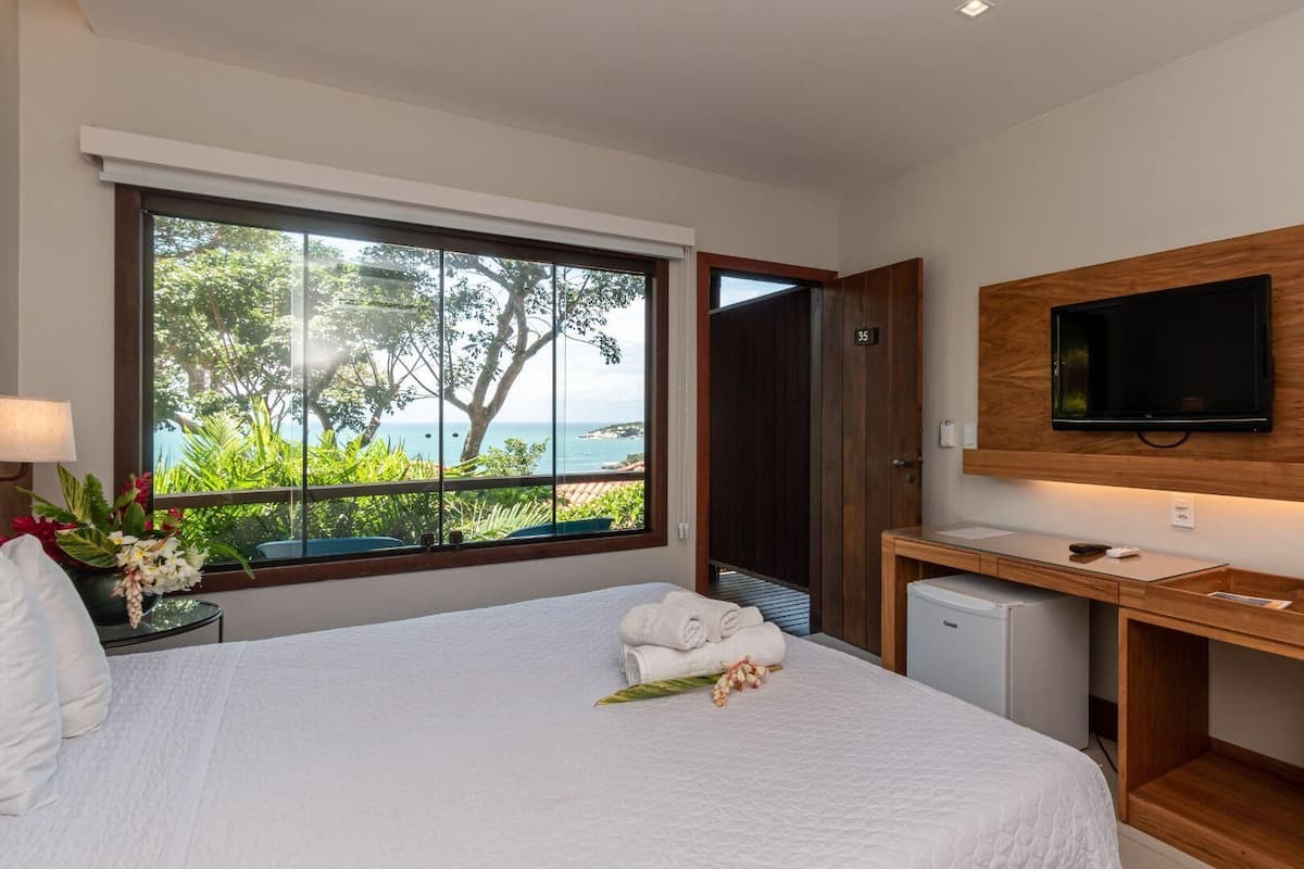 Luxe beddengoed, een minibar, een kluis op de kamer, een bureau