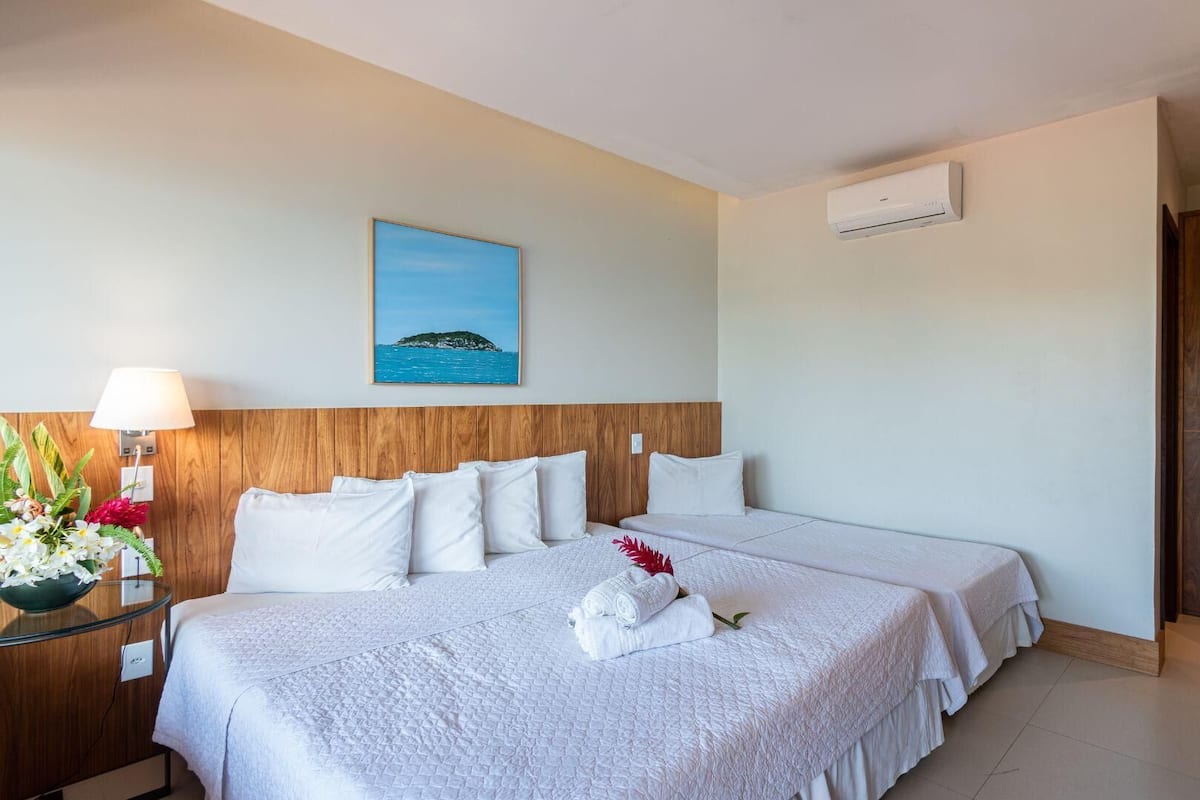 Luxe beddengoed, een minibar, een kluis op de kamer, een bureau