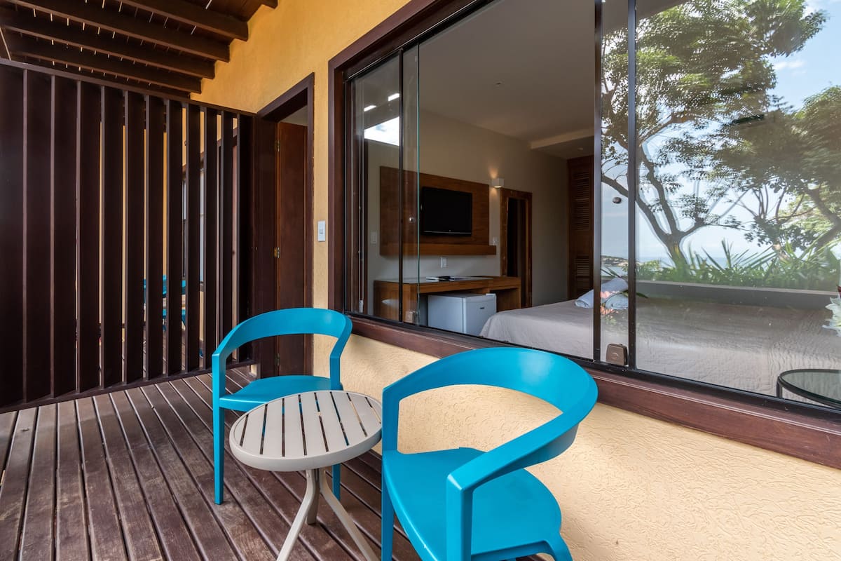 Roupas de cama premium, frigobar, cofres nos quartos, escrivaninha