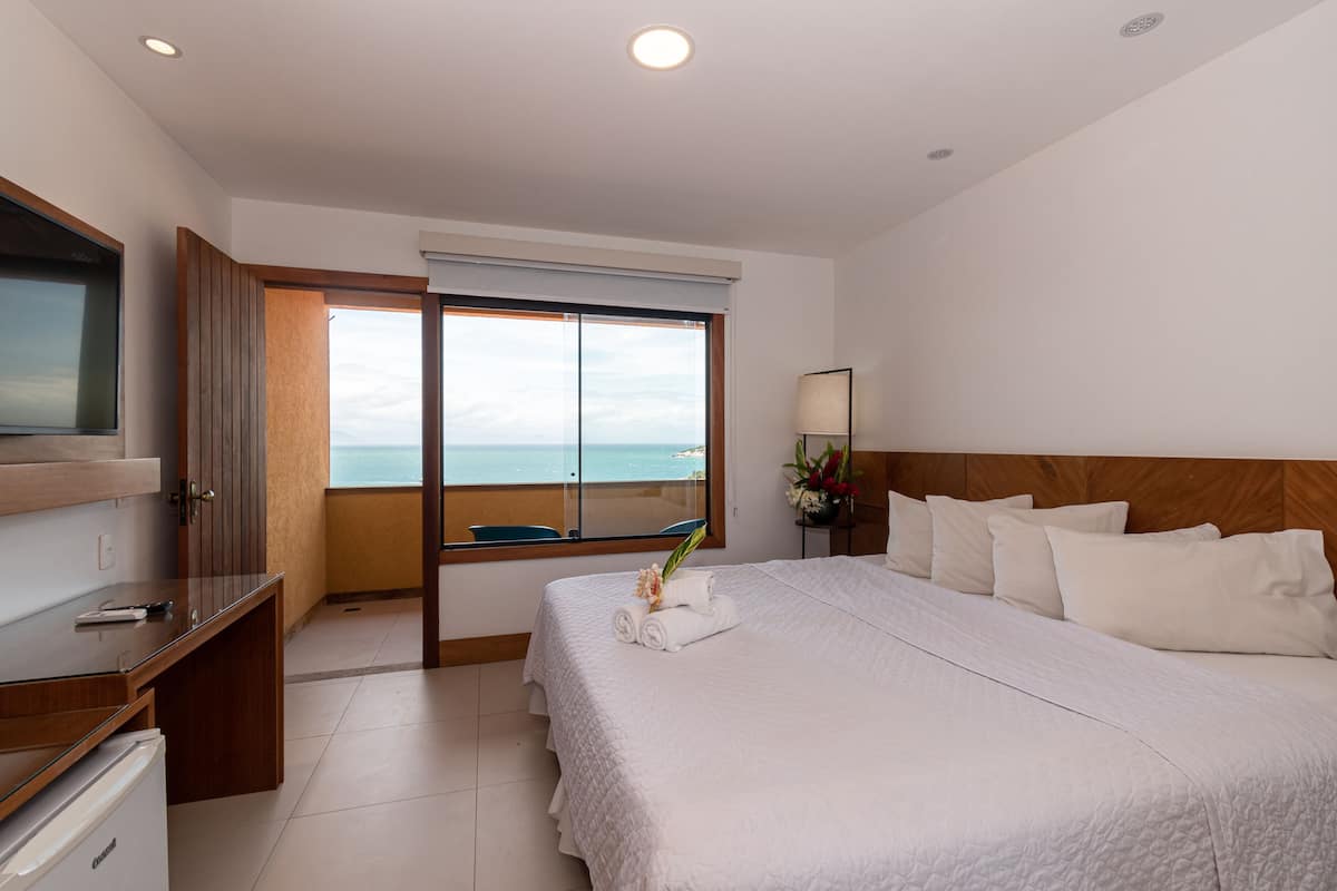 Roupas de cama premium, frigobar, cofres nos quartos, escrivaninha