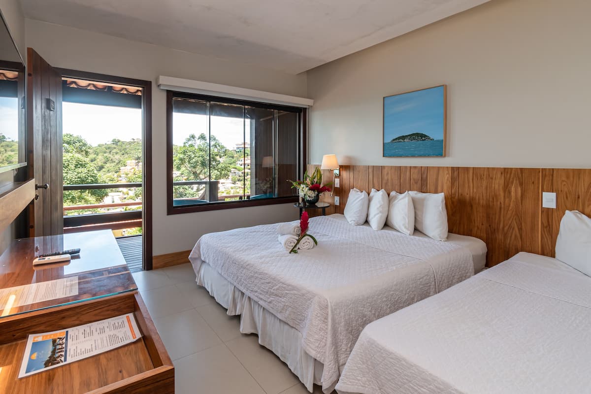 Roupas de cama premium, frigobar, cofres nos quartos, escrivaninha