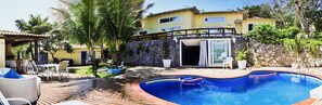Outdoor pool, pool loungers - Pousada La Mansion João Fernandes (Buzios)