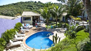 Una piscina al aire libre, tumbonas
