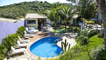 Piscina externa, espreguiçadeiras