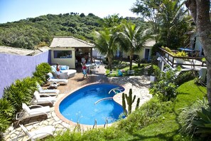 Una piscina al aire libre, tumbonas