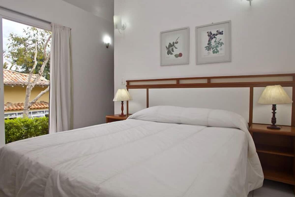 Minibar, cortinas blackout, cunas y camas plegables/adicionales