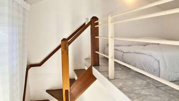 Frigobar, cortinas blackout, berços (sobretaxa), camas extras/dobráveis