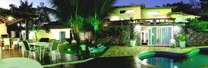 Outdoor pool, pool loungers - Pousada La Mansion João Fernandes (Buzios)