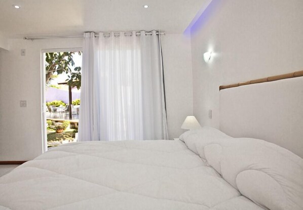 Minibar, cortinas opacas, cunas (de pago) y camas supletorias