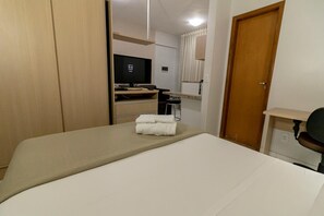 Premium bedding, minibar, desk, soundproofing - Sun Square Suites Hotel (Goiania)