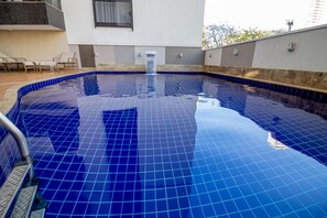 Outdoor pool, pool umbrellas, sun loungers - Sun Square Suites Hotel (Goiania)