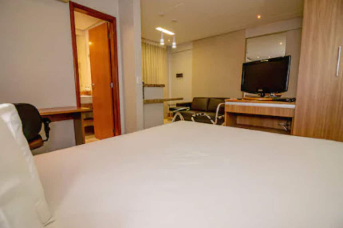 Ropa de cama de alta calidad, minibar y escritorio