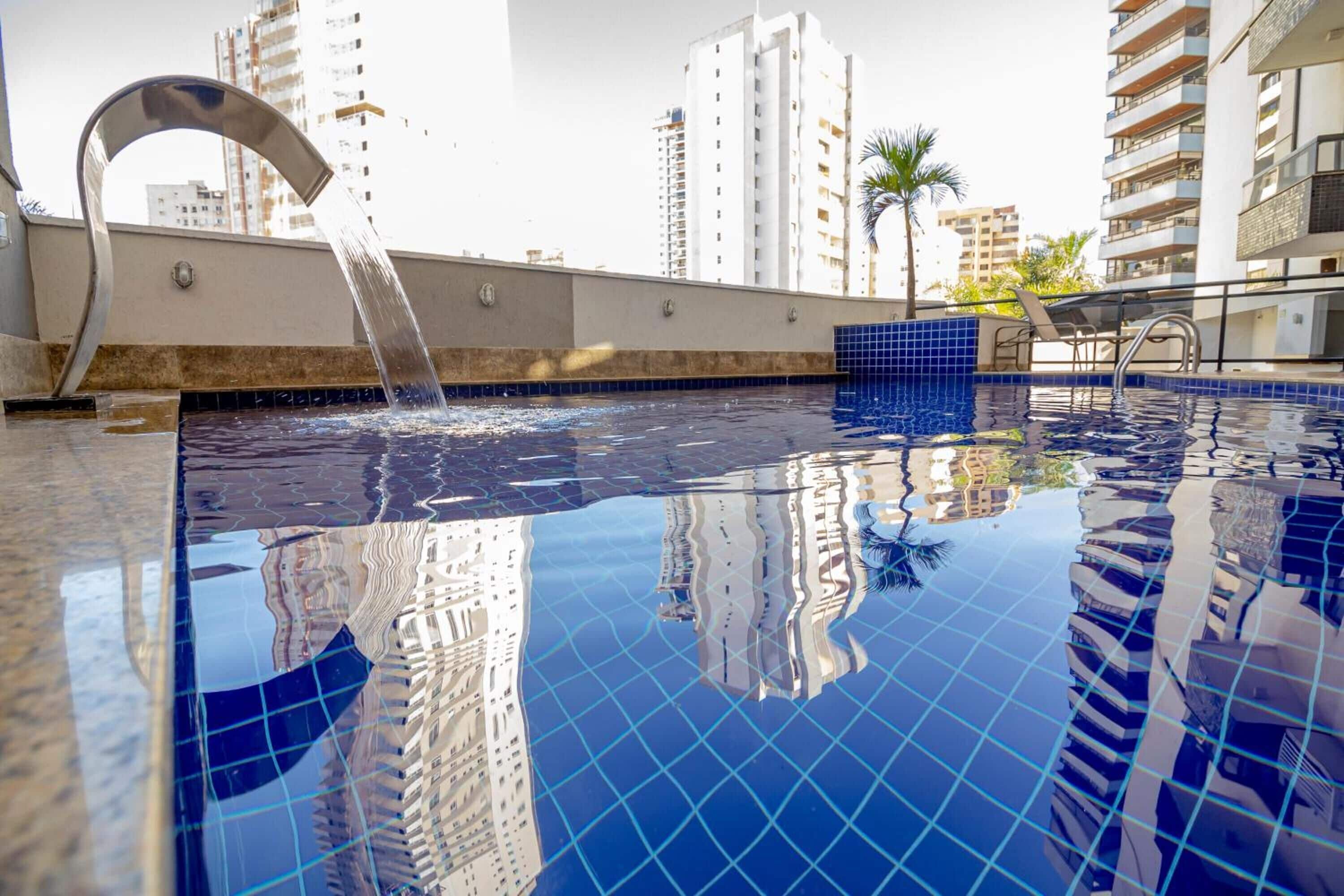 Piscina externa, guarda-sóis, espreguiçadeiras
