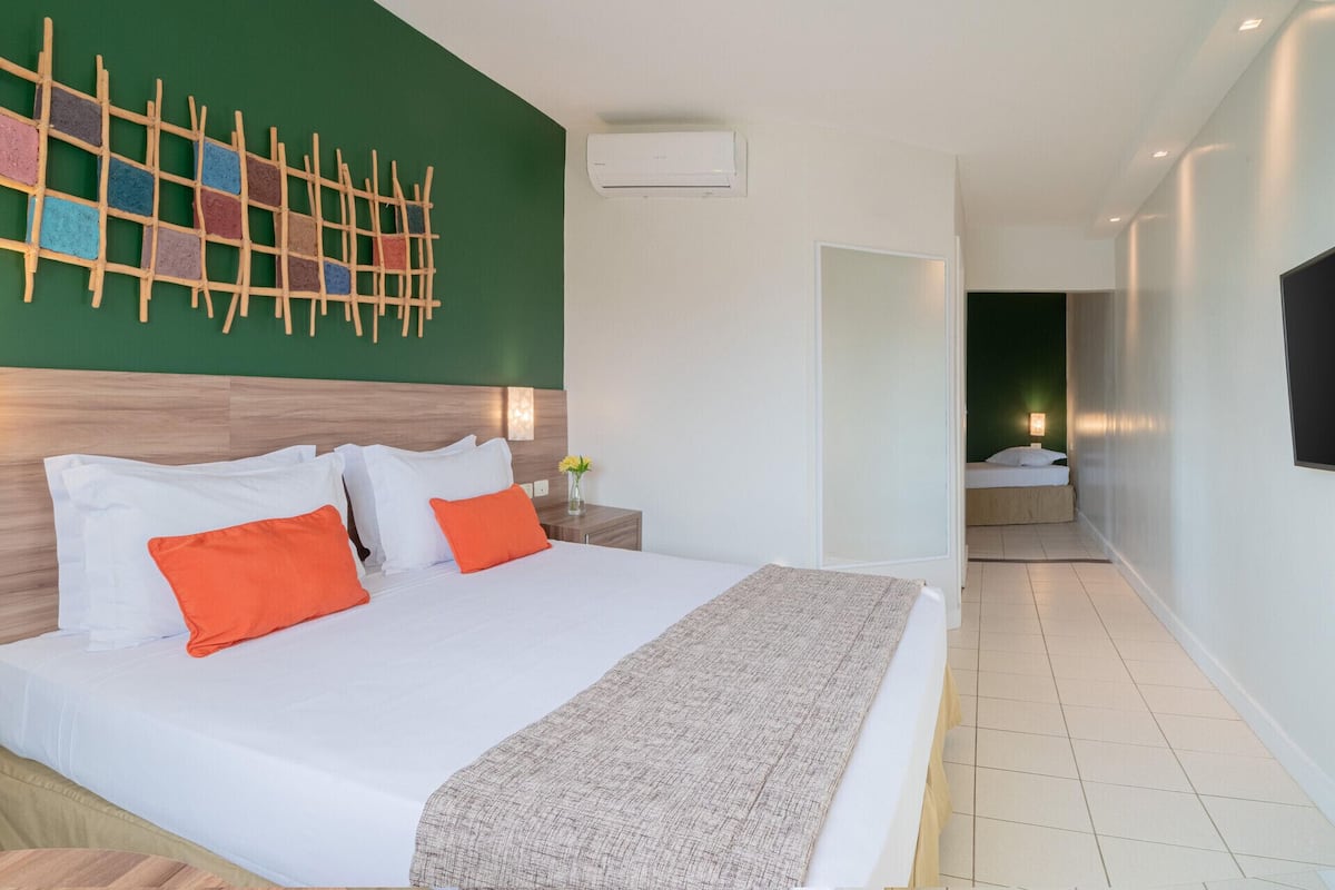 Cofres nos quartos, escrivaninha, Wi-Fi de cortesia, roupa de cama