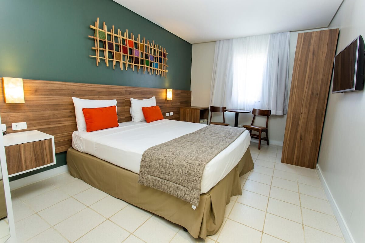 Cofres nos quartos, escrivaninha, Wi-Fi de cortesia, roupa de cama