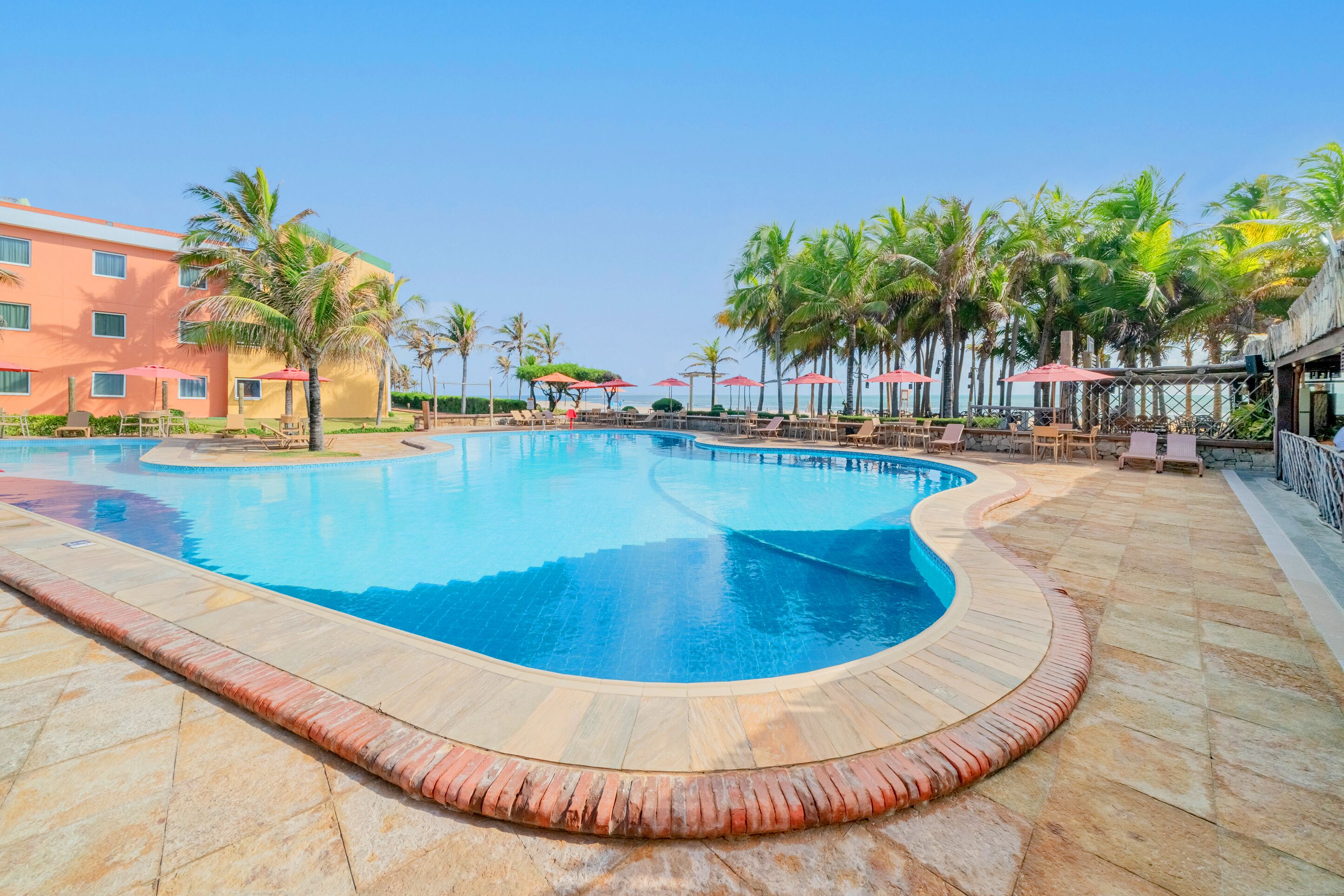 室外游泳池，池畔遮阳伞，日光浴躺椅