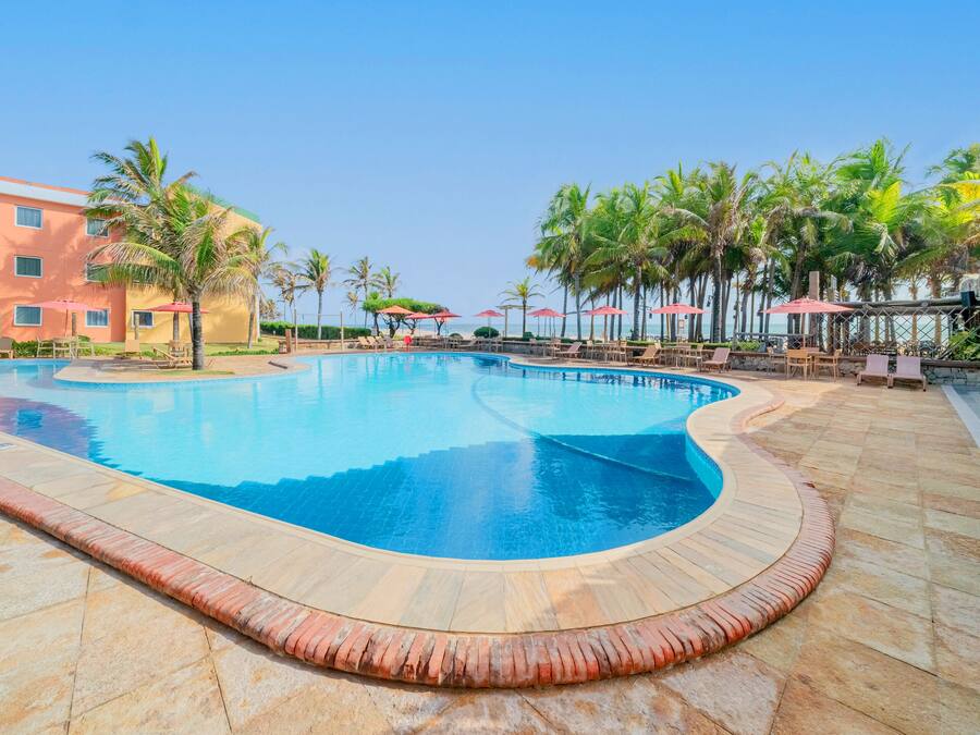 Piscine extérieure, parasols de plage, chaises longues