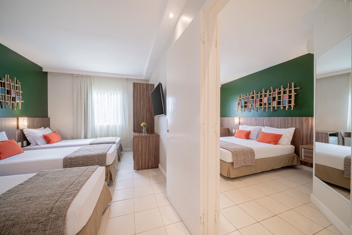 Family Suite (Standard Conjugado) | In-room safe, desk, free WiFi, bed sheets