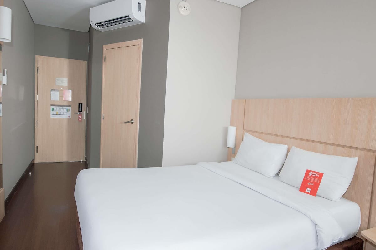 1 dormitorio, caja fuerte, escritorio y cortinas opacas