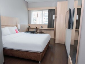 In-room safe, desk, blackout curtains, soundproofing - ibis Medellin (Medellín)