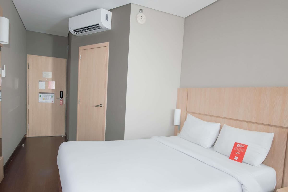 Habitación, 1 cama doble | Caja fuerte, escritorio, cortinas opacas y sistema de insonorización