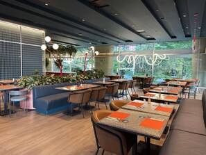 Breakfast, lunch, dinner served; international cuisine  - ibis Medellin (Medellín)