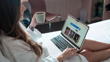 Safe på rommet, skrivebord, blendingsgardiner og lydisolert