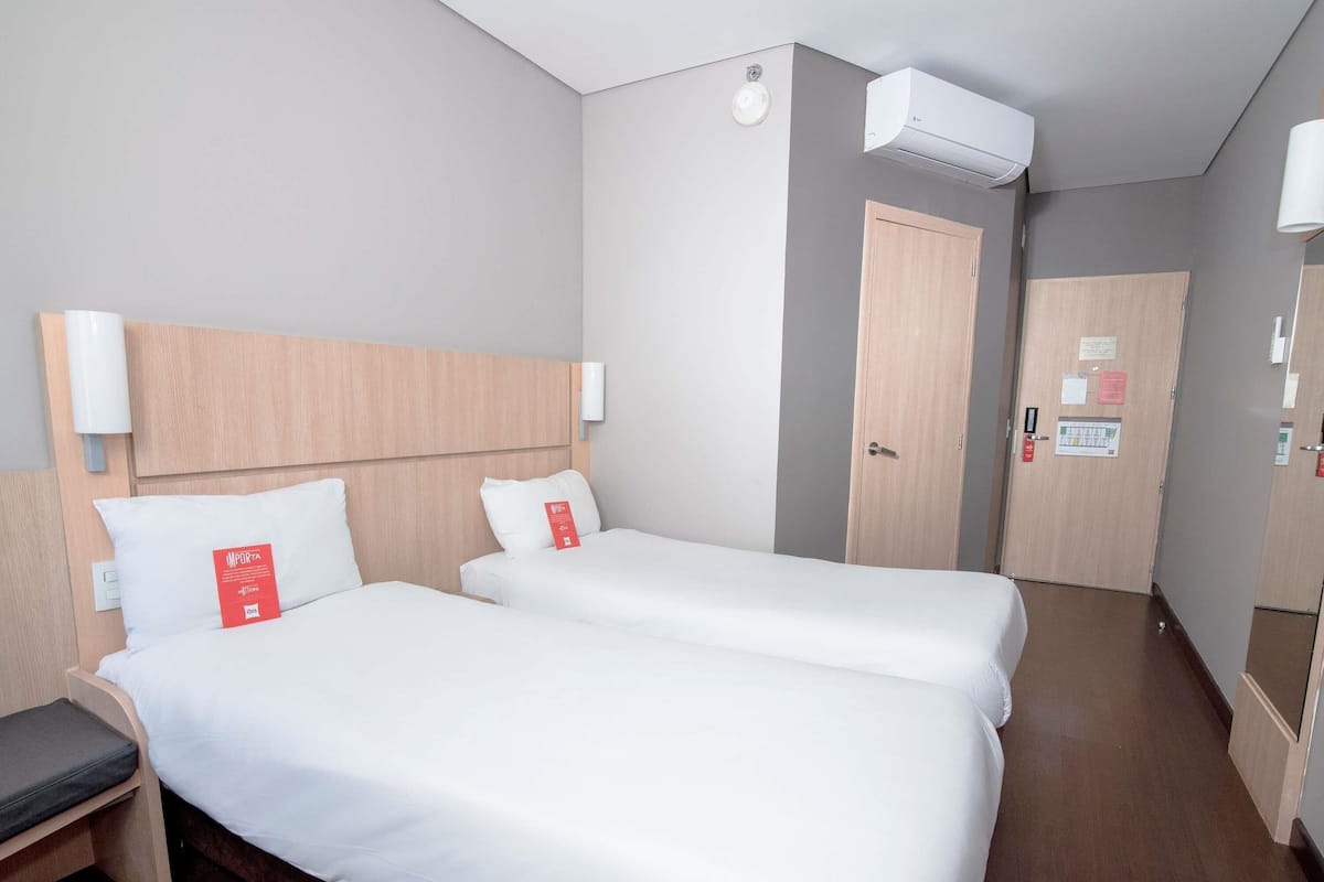 Zimmer, 2 Einzelbetten | Zimmersafe, Schreibtisch, Verdunkelungsvorhänge, schallisolierte Zimmer