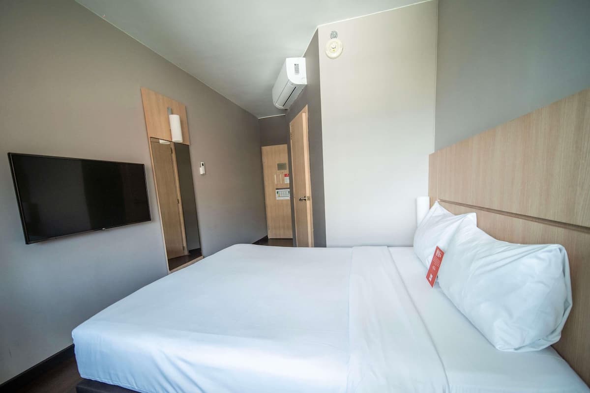 Room, 1 Double Bed | In-room safe, desk, blackout curtains, soundproofing
