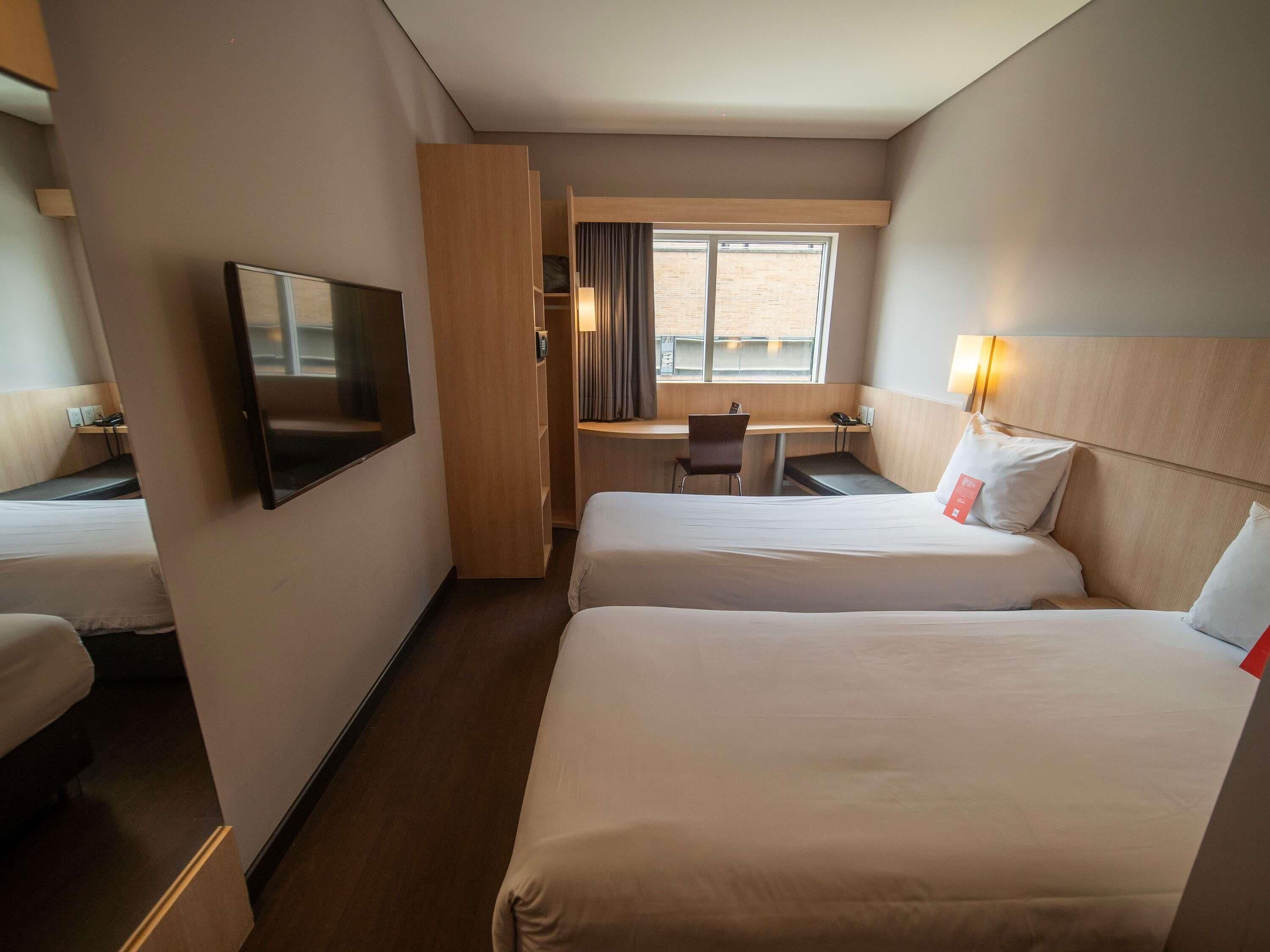 Huone, 2 yhden hengen sänkyä | Tallelokero huoneessa, työpöytä, pimennysverhot, äänieristys