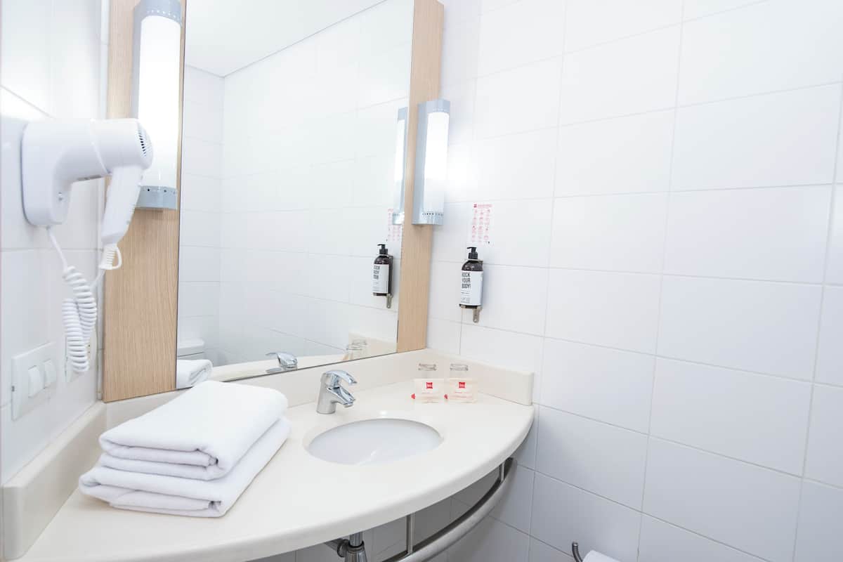 Room, 1 Double Bed | Bathroom | Rainfall showerhead, eco-friendly toiletries, hair dryer, towels